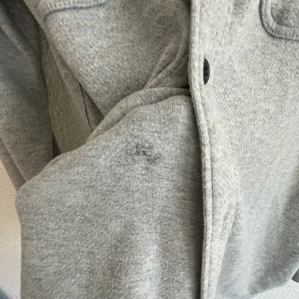 TWO Faherty Legend sweater shirts in grey twill and olive - Picture 13 of 16